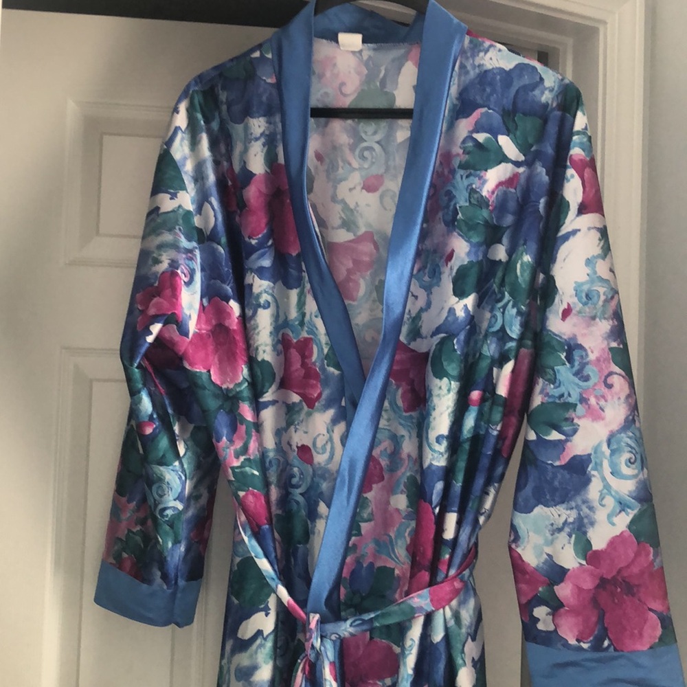 Vintage floral robe.Size 1X